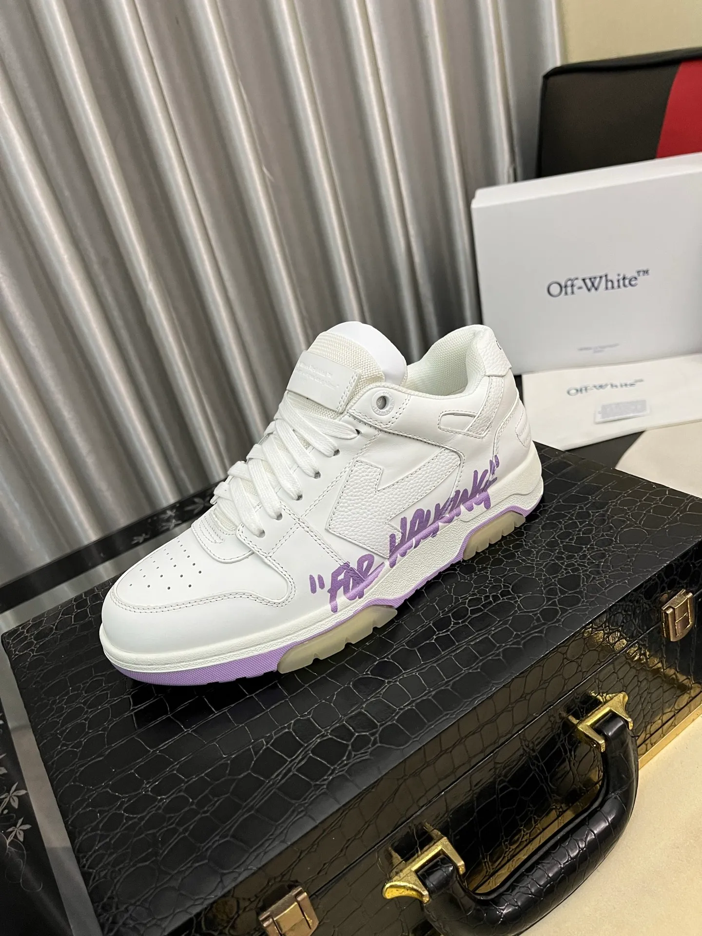 Men's shoes 💰600⌚️⌚️ OFF-White C/O VirGil Abloh fashionable and versatile casual shoes. Exclusive first release of the new model. Made of environmentally friendly cowhide leather and mesh fabric upper material. The insole is embedded with foam cushioning EVA material. The correct midsole is equipped with EVA lightweight cushioning. External tooth nail rubber outsole. The correct accessories can be customized simultaneously. Women's model: 35-40 Men's model: 39-45
